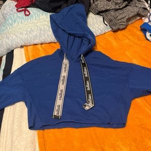 cropped hollister sweatshirt size xs